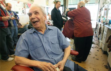 Самый старый парикмахер во всем мире