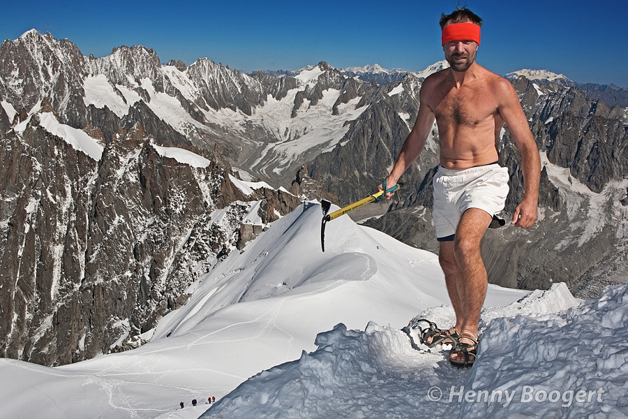 «Ледяной человек» Вим Хоф, покоряющий горы в одних шортах0