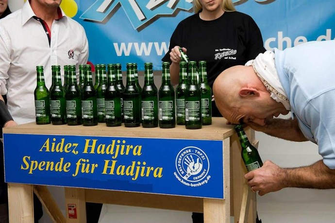 Самое большее количество бутылок, открытых головой: Ахмед Тафзи