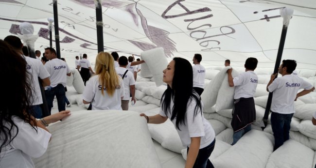 Самая большая подушка в мире (7 фото)2
